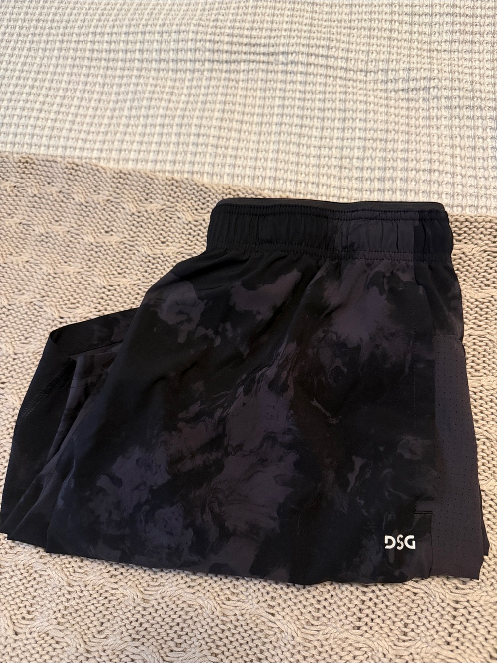 DSG Men's Black Marble-Print Athletic Shorts